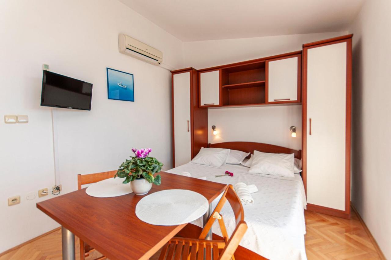 Apartments And Rooms Nikola Оміш Екстер'єр фото