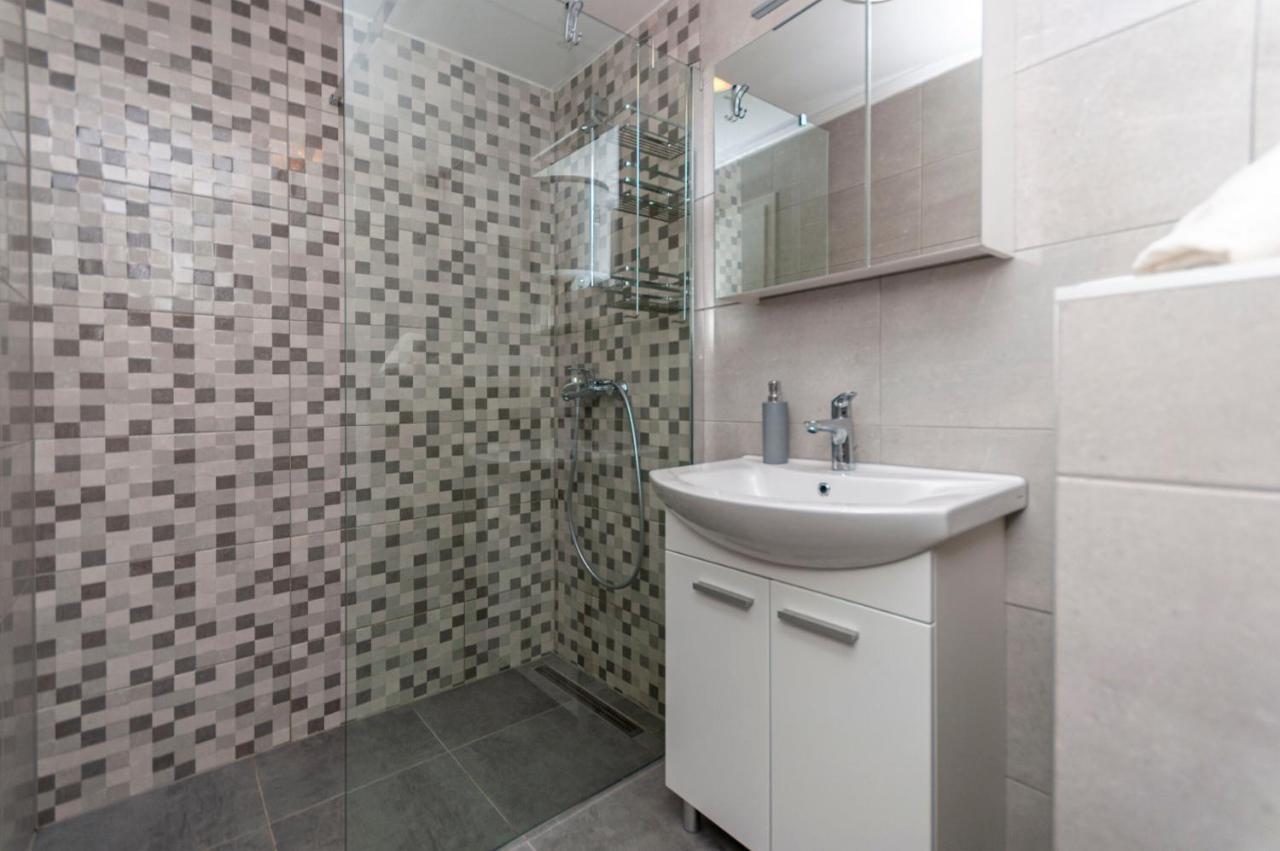 Apartments And Rooms Nikola Оміш Екстер'єр фото
