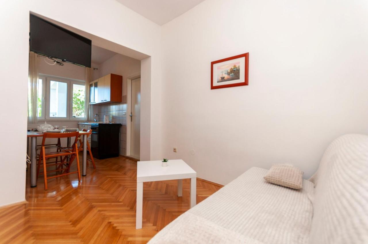 Apartments And Rooms Nikola Оміш Екстер'єр фото