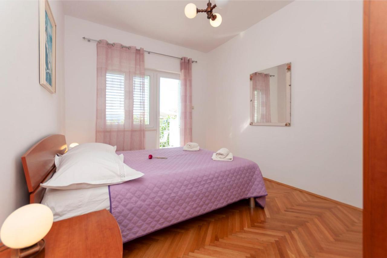 Apartments And Rooms Nikola Оміш Екстер'єр фото