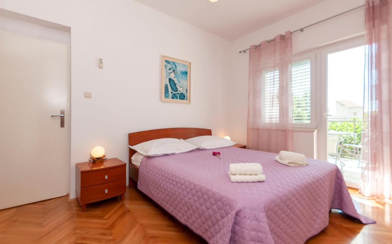 Apartments And Rooms Nikola Оміш Екстер'єр фото