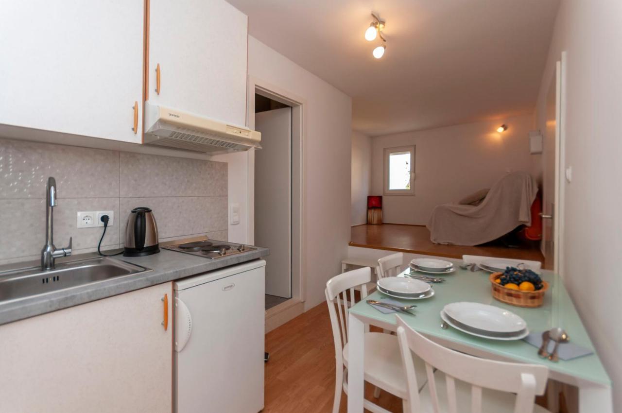 Apartments And Rooms Nikola Оміш Екстер'єр фото
