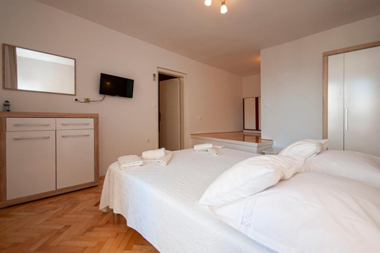 Apartments And Rooms Nikola Оміш Екстер'єр фото