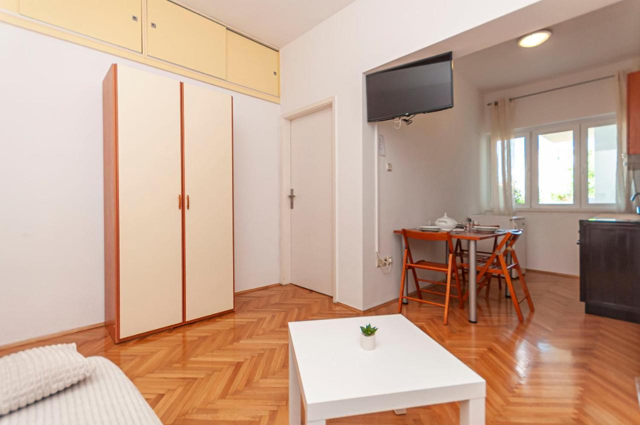 Apartments And Rooms Nikola Оміш Екстер'єр фото