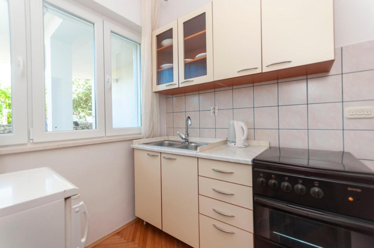 Apartments And Rooms Nikola Оміш Екстер'єр фото
