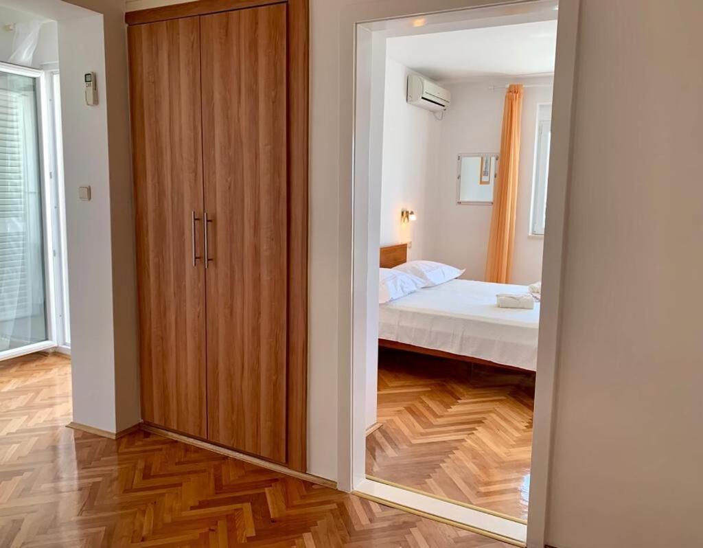 Apartments And Rooms Nikola Оміш Екстер'єр фото
