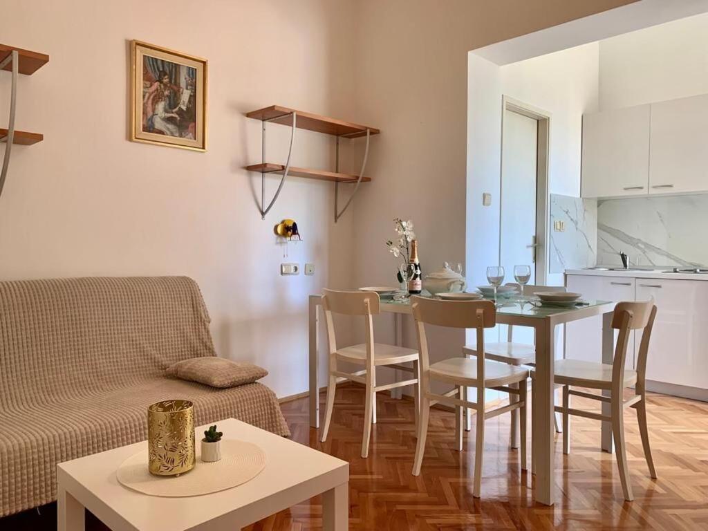 Apartments And Rooms Nikola Оміш Екстер'єр фото