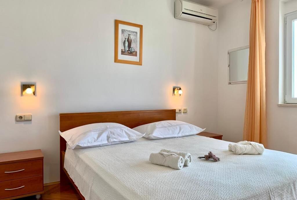 Apartments And Rooms Nikola Оміш Екстер'єр фото