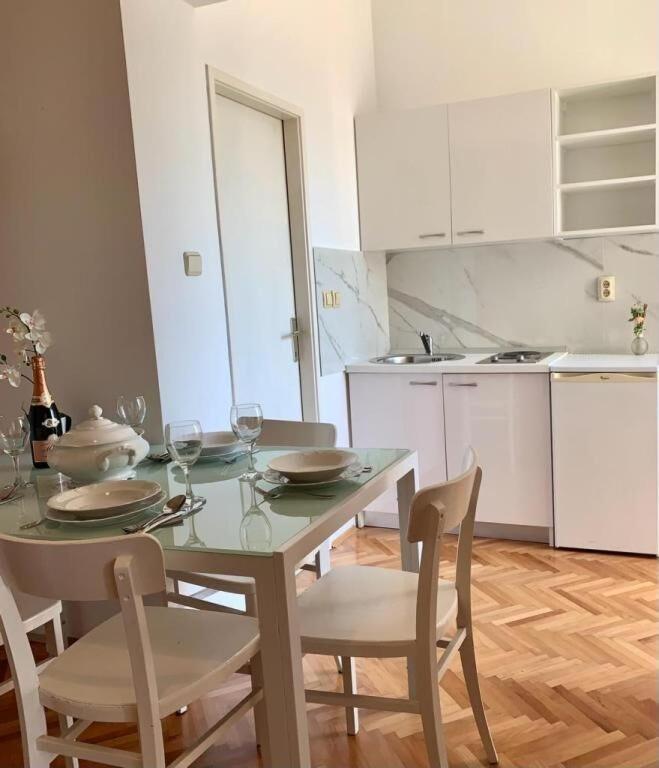 Apartments And Rooms Nikola Оміш Екстер'єр фото
