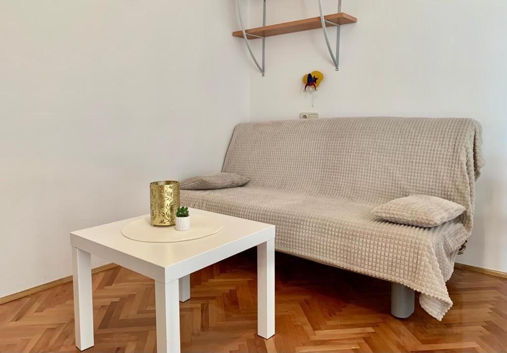 Apartments And Rooms Nikola Оміш Екстер'єр фото