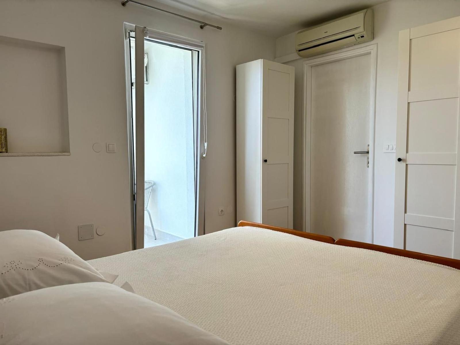 Apartments And Rooms Nikola Оміш Екстер'єр фото