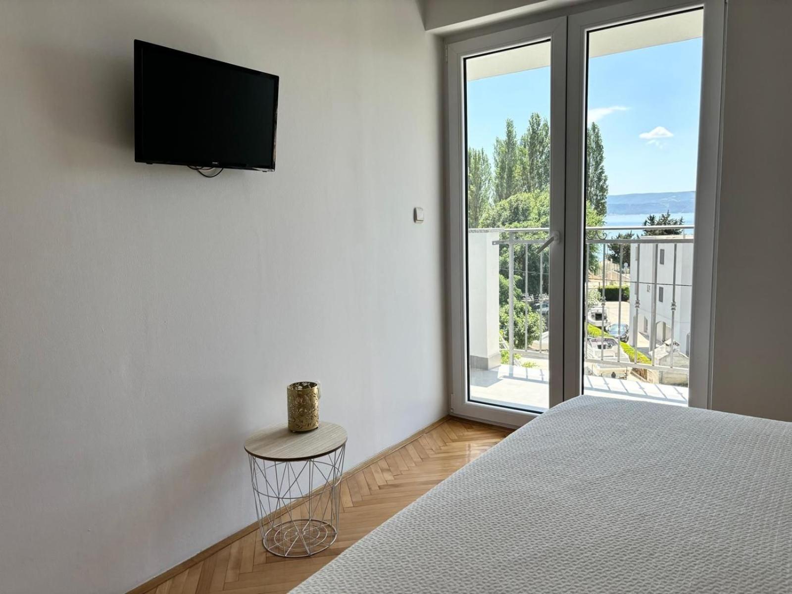 Apartments And Rooms Nikola Оміш Екстер'єр фото